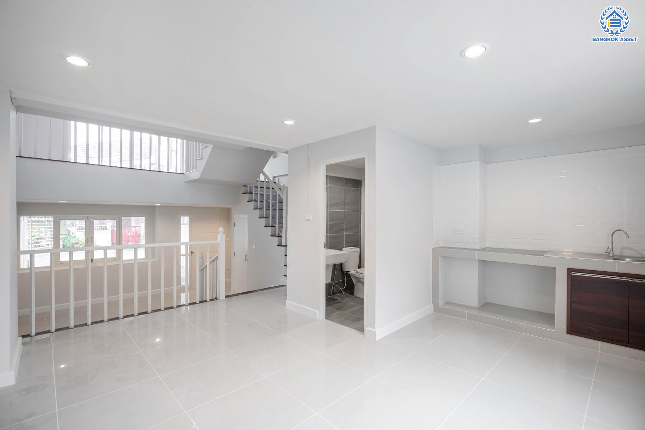 บ้านมือสองตกแต่งใหม่ โครงการ บ้านแก้ววิลล่า จรัญสนิทวงศ์ หลังมุม ทาวน์เฮ้าส์ 3 ชั้น เนื้อที่ 22.9 ตร.ว. ฟังก์ชัน 3 ห้องนอน 4 ห้องน้ำ จอดรถได้ 2 คัน บนทำเลศักยภาพ เชื่อมต่อหลายเส้นทาง ใกล้รถไฟฟ้าสายสีน้ำเงิน "สถานีไฟฉาย"